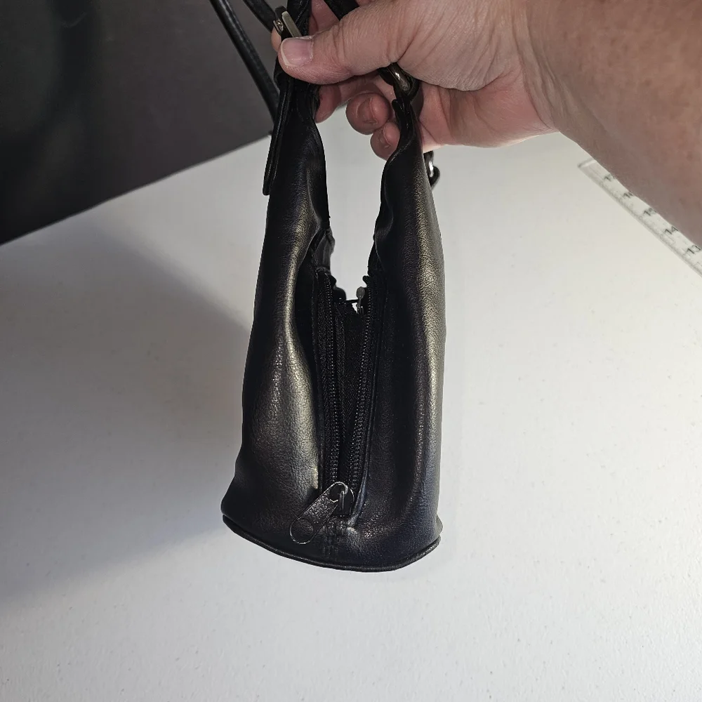 Kounty Black Leather Shoulder Bag - Picture 12 of 16